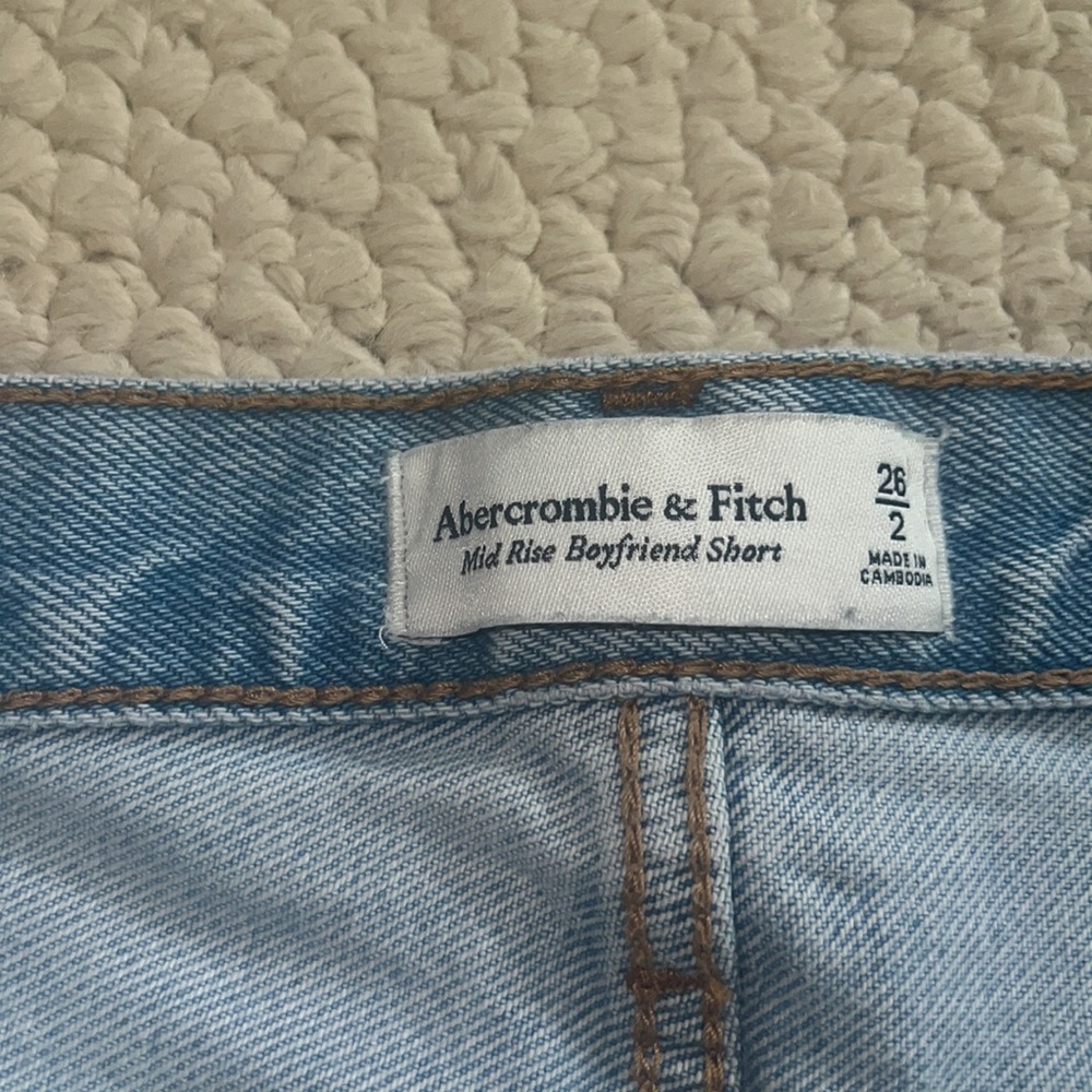 Ambercomie & Fitch mid rise boyfriend denim shorts - Picture 3 of 3